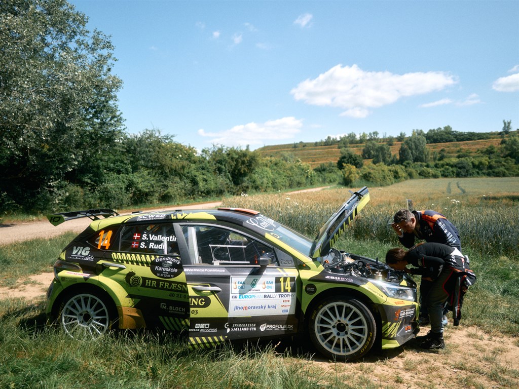 Først blev motorrummet og forruden sølet til af en olielækage og siden blev bilen molesteret i en dobbelt rulletur kort før mål på rallyets tredje hastighedsprøve.
(Foto: Morten Dam - autoMOTIV/specialpress)